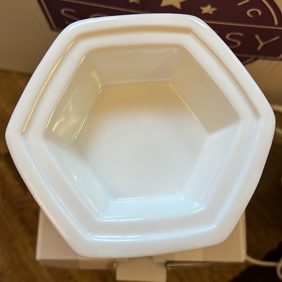 Scentsy Warmer, Alabaster - Picture 4 of 5